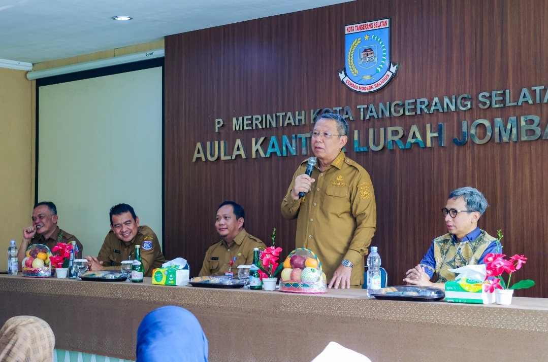 Benyamin Davnie terus memberi semangat kepada para pelaku usaha di wilayah Jombang, Ciputat, Tangsel, Selasa (7/5/2024). (tangselpos.id/rmn)