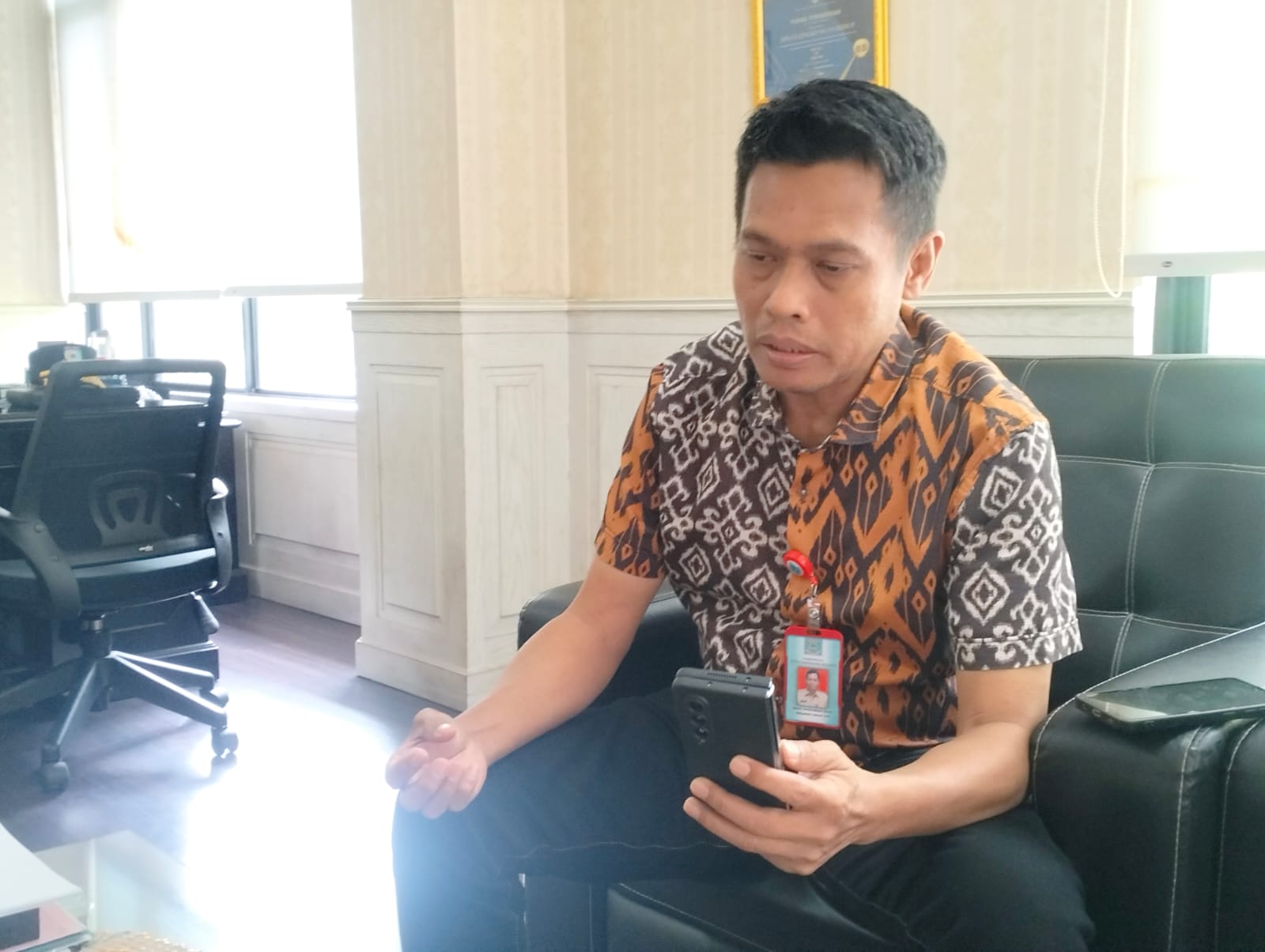Cemari Lingkungan, DLH Tangsel Beri Sanksi Puluhan Perusahaan yang Melanggar Hal tersebut ditegaskan Kepala DLH Kota Tangsel, Wahyunoto Lukman saat dijumpai di kantornya, Setu, Tangsel, Kamis (30/5/2024). (tangselpos.id/rmn)