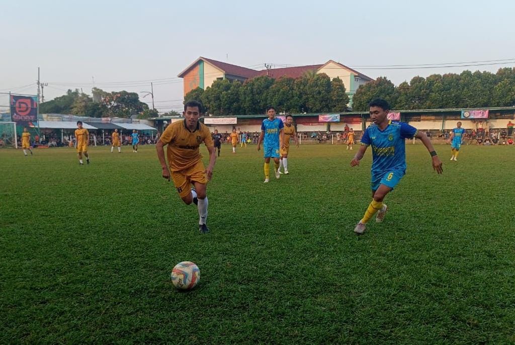 Datangkan Pemain ke-12, Sparta Usir Habib FC Heryansah (kuning) jadi motor serangan Sparta FC (ist).