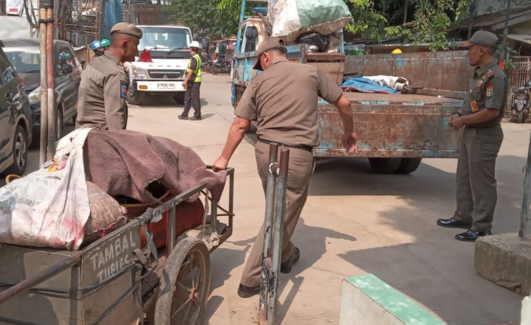 Diduga Tebar Ranjau, Tukang Tambal Ban di Jaktim Digeruduk dan Diusir Ojol Foto : Ist