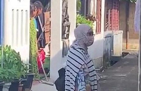 Roosmini wanita yang viral akibat minta sedekah dengan cara memaksa. Foto : Ist