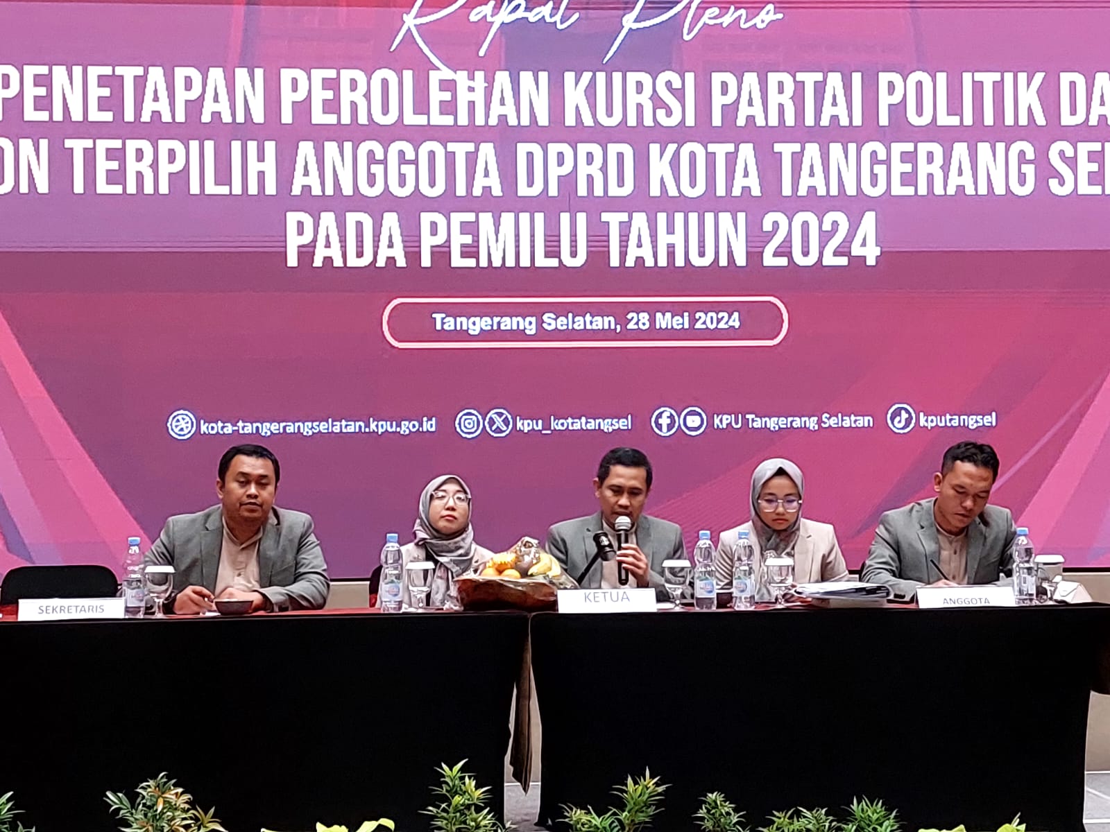 Ditetapkan KPU, 24 Wajah Baru Bakal Hiasi Kursi Parlemen di Tangsel Komisi Pemilihan Umum (KPU) Kota Tangerang Selatan menetapkan perolehan kursi partai politik dan calon terpilih anggota Dewan Perwakilan Rakyat Daerah (DPRD) di kawasan Serpong, Selasa (28/5/2024). (tangselpos.id/rmn)