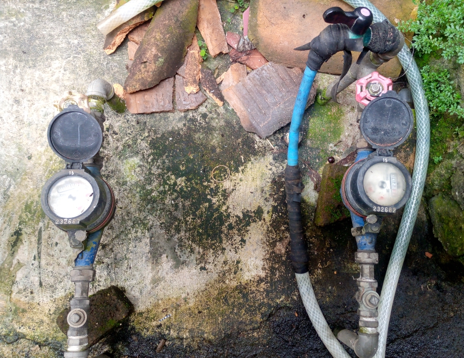 Efek Proyek Drainase, Pipa Perumdam Tirta Berkah Rusak Meteran air di rumah warga di Kampung Samaboa Pasir, Kelurahan Sukaratu, Majasari, Pandeglang, Senin (6/5/2024).(Ari Supriadi-Tangsel Pos)