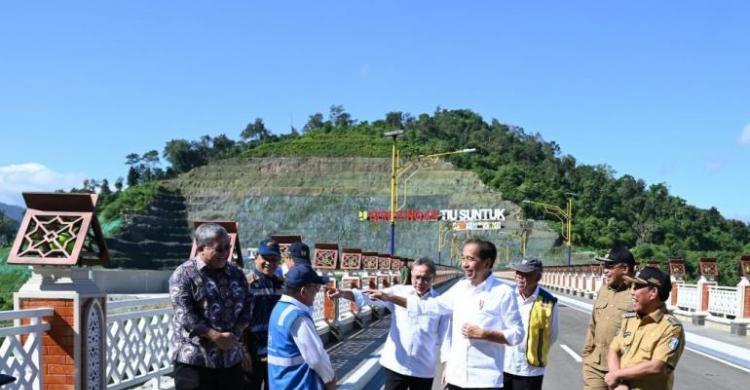 Fahri Sekarang Nempel Jokowi, Ikut Resmikan Bendungan Di NTB Foto : Ist