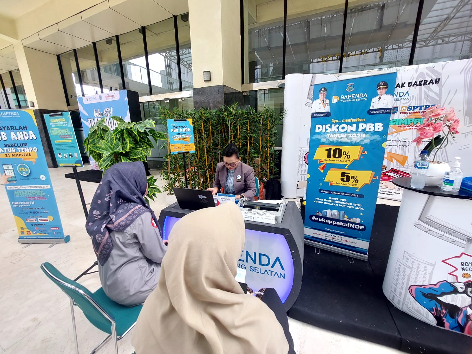 Harus Jadi Contoh Masyarakat, Bapenda Tangsel Ajak ASN Taat Bayar Pajak Bapenda Tangsel membuka loket pembayaran di lingkungan Pusat Pemerintahan Kota (Puspemkot) Kota Tangsel, Kamis (2/5/2024). (tangselpos.id/rmn)
