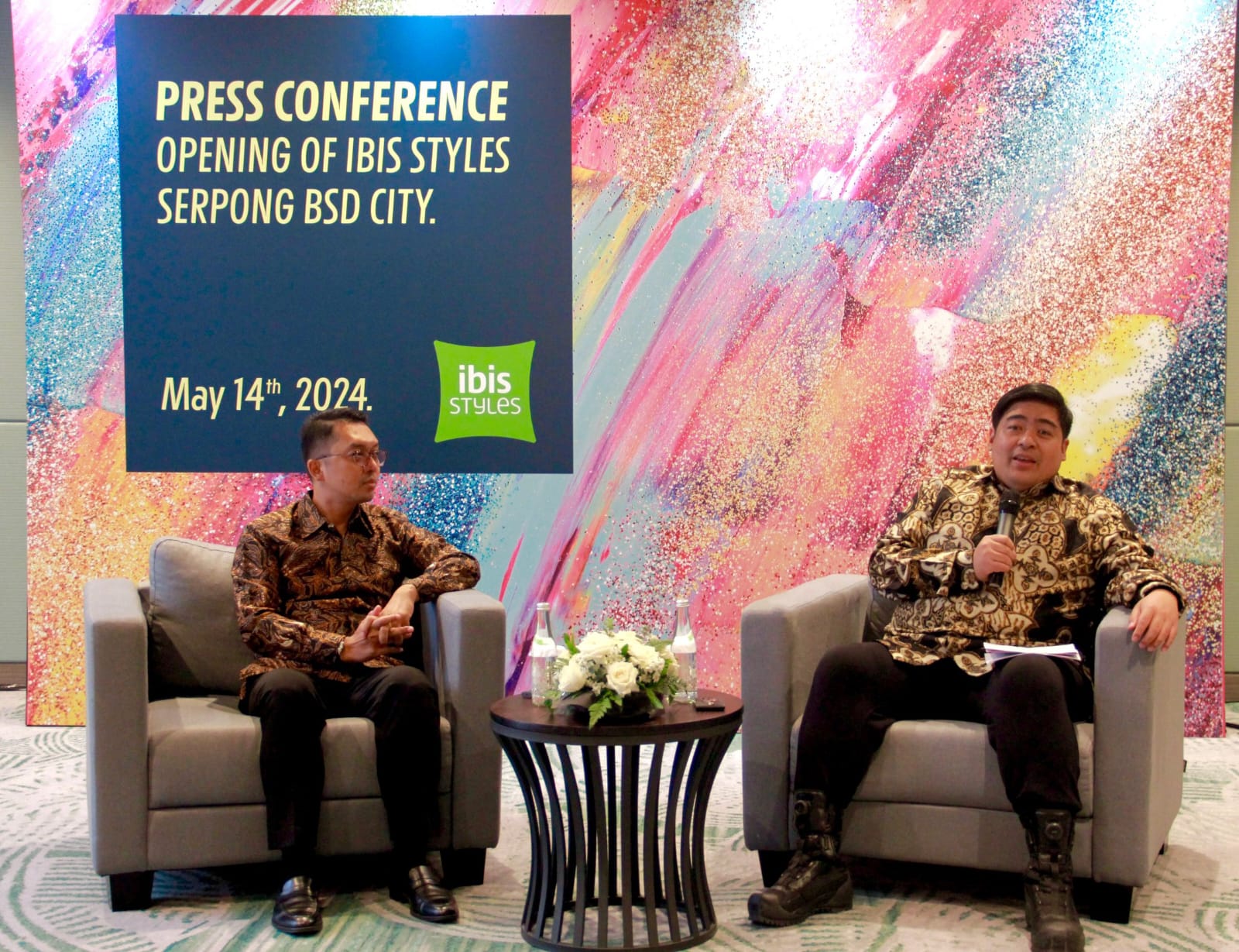 Ibis Styles Kini Hadir di Tangerang, Tawarkan Desain Kreatif dan Suasana Menyenangkan Adi Satria, Senior Vice President Operations & Government Relations, Accor Indonesia & Malaysia, dan Fauzul Adhim N.A, General Manager ibis Styles Serpong BSD City dalam konferensi pers pembukaan ibis Styles Serpong BSD City. (tangselpos.id/lim)
