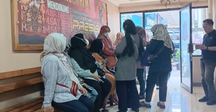 Ibu-ibu Di Depok Terjerat Investasi Bodong, Kerugian Hingga 6 M Ibu-ibu saat berada di Polres Depok. Foto : Ist