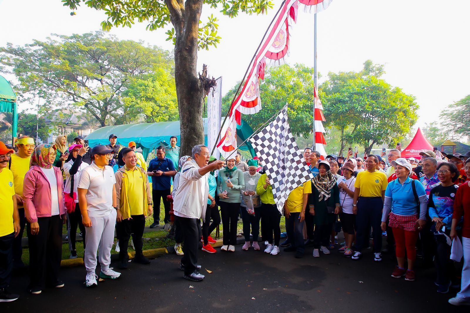 Keceriaan Warga Puspita Loka, Temu Kangen Bersama Benyamin dan Airin Halal bihalal dan jalan santai di Sabtu pagi, (18/5/2024). (tangselpos.id/rmn)