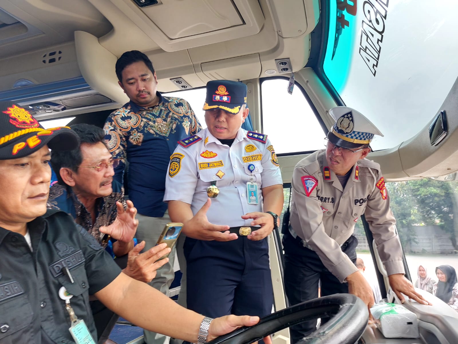Keliling ke PO Bus di Tangsel, Dishub Cek Kondisi Kelayakan Rem Hingga Ban Armada Bus Pariwisata Foto : Ist