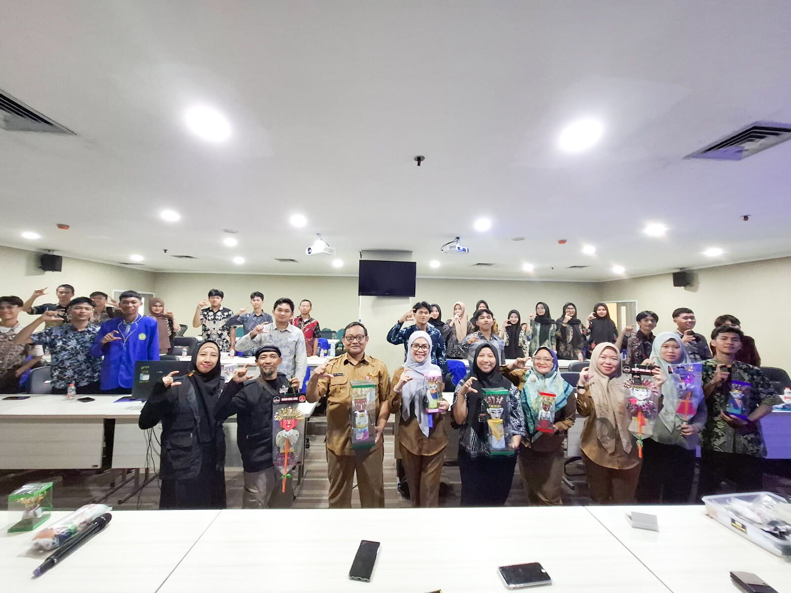 Kenalkan Kerajinan Kriya, Dispar Tangsel Latih Pelajar Membuat Suvenir Ondel-ondel Foto : Ist