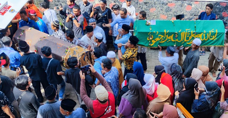 Kesaksian Korban Tragedi Ciater, Subang-Jawa Barat Pemakaman jenasah korban kecelakaan Bus Siswa SMK Depok. Foto : Ist