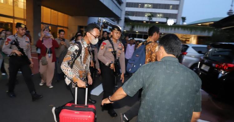 KPK Geledak Ruang Kerja Setjen DPR, Sita Dokumen Dan Bukti Transfer Foto : Ist