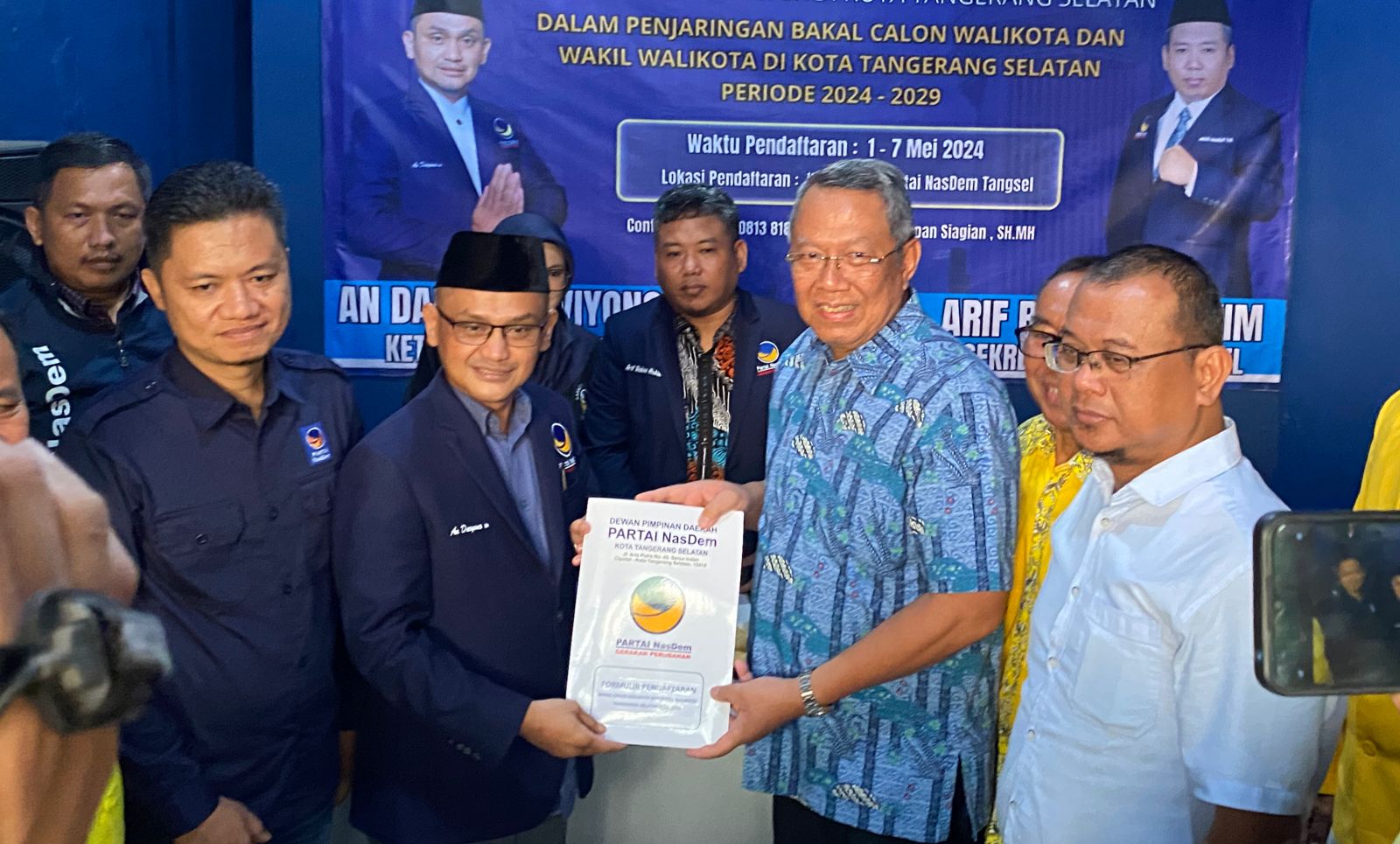 Langkah Ben-Pilar Raih Dukungan Banyak Partai Terus Berlanjut Benyamin Davnie saat mengembalikan formulir penjaringan bakal calon Wali Kota dan Wakil Wali Kota Tangsel di kantor DPD Partai NasDem Tangsel.(dra)