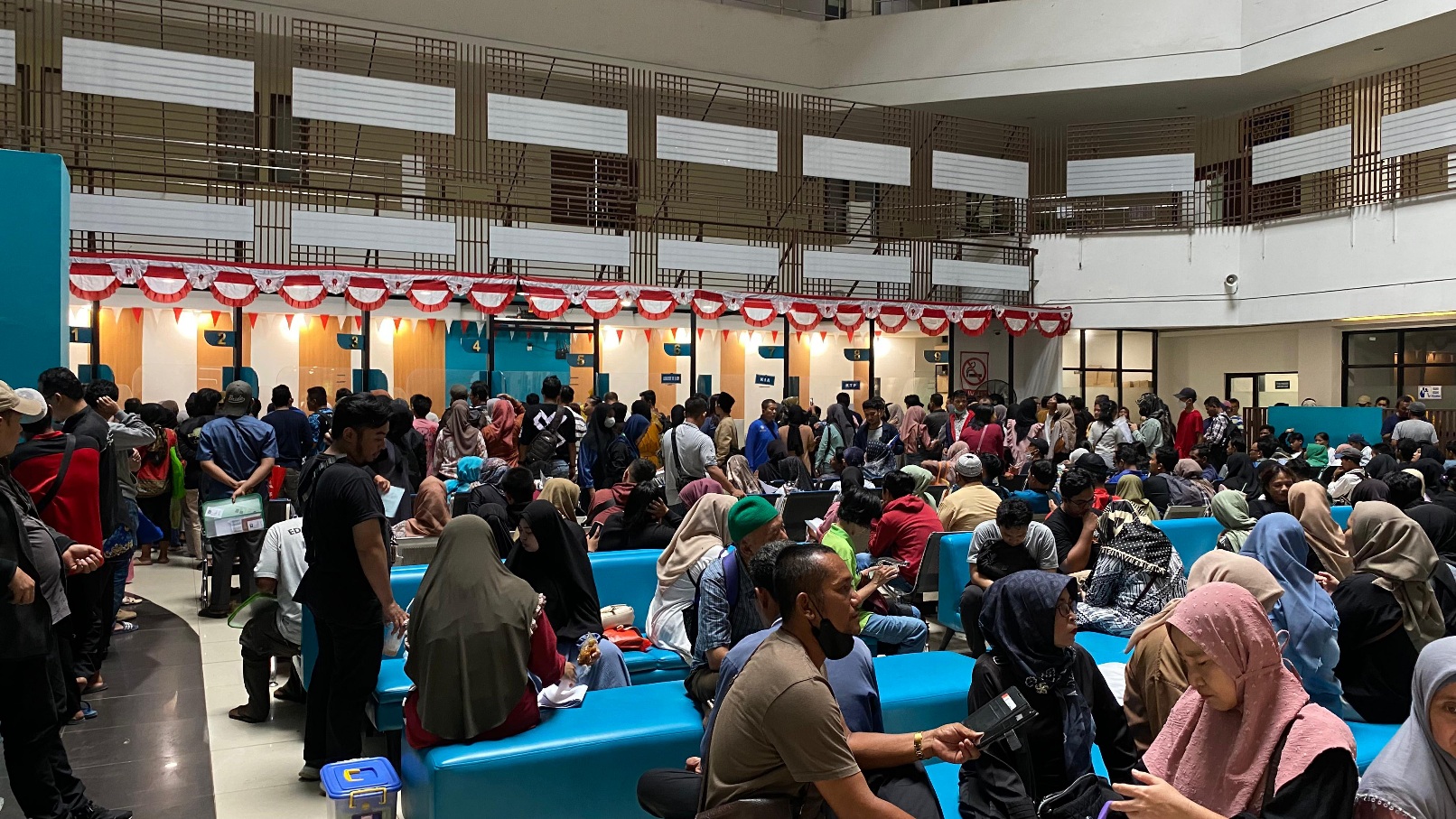 Libur Nasional dan Cuti Bersama Menjadi Faktor Membeludaknya Masyarakat di Disdukcapil Kabupaten Tangerang Foto : Mg.Fikri
