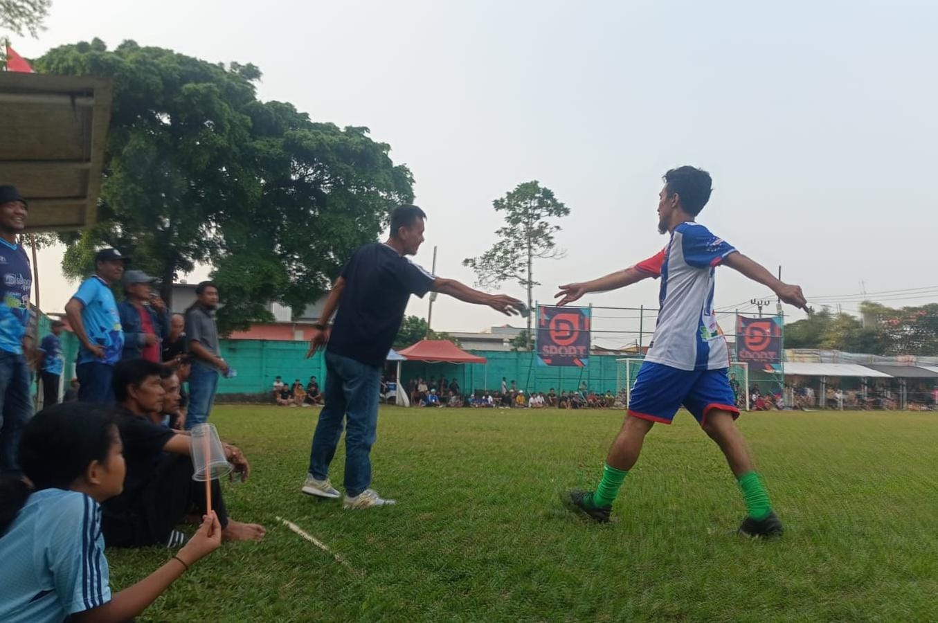 Lombang Tumbang, Ponser Optimistis Gugurkan Bunga Mekar Penyerang Ponser, Sumarna yang mencetak hattrick mendapat saweran ketika mencetak gol dari tokoh masyarakat Pondok Serut yakni, RW Muhtar.(ist).