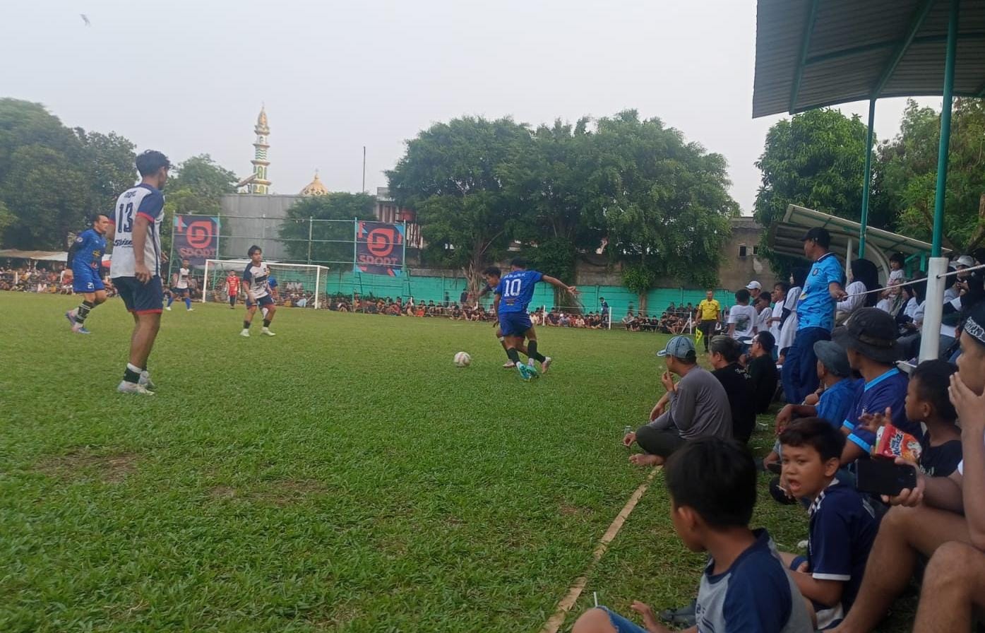 Mantan Striker Timnas U-19 Bawa Indata FC ke Putaran Kedua Para penonton antusias menyaksikan duel Salak Putih vs Indata.(ist)