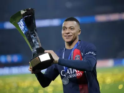 Mbappe Persembahkan Trofi Coupe de France 2023/24 Untuk PSG Foto ; Ist