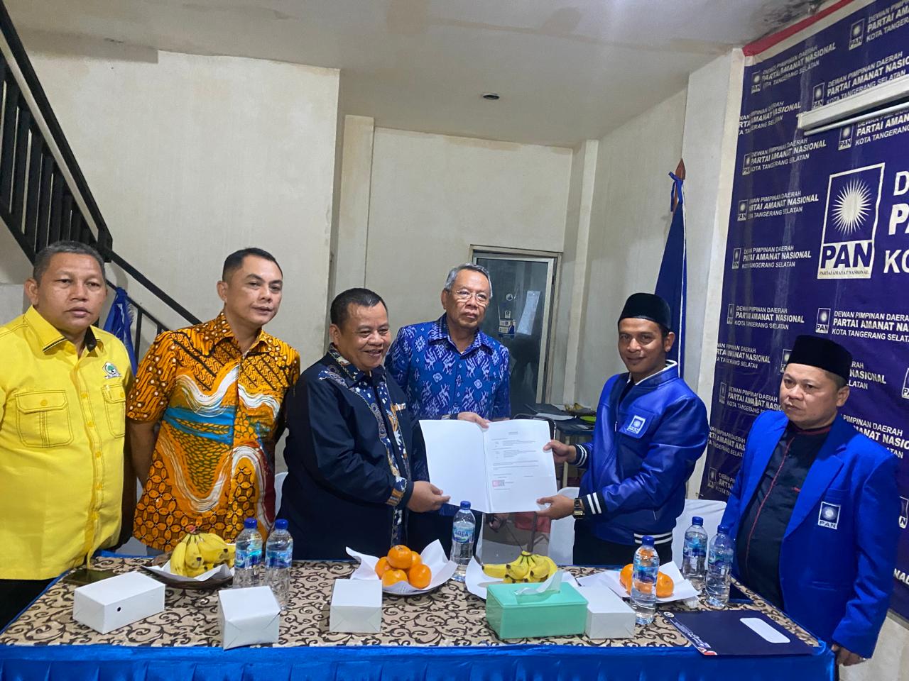 PAN Tangsel Beri Sinyal Dukung Benyamin & Pilar Di Pilkada Benyamin Davnie menyerahkan formulir penjaringan Pilkada Tangael, yang dibuka oleh DPD PAN Tangsel.(dra)