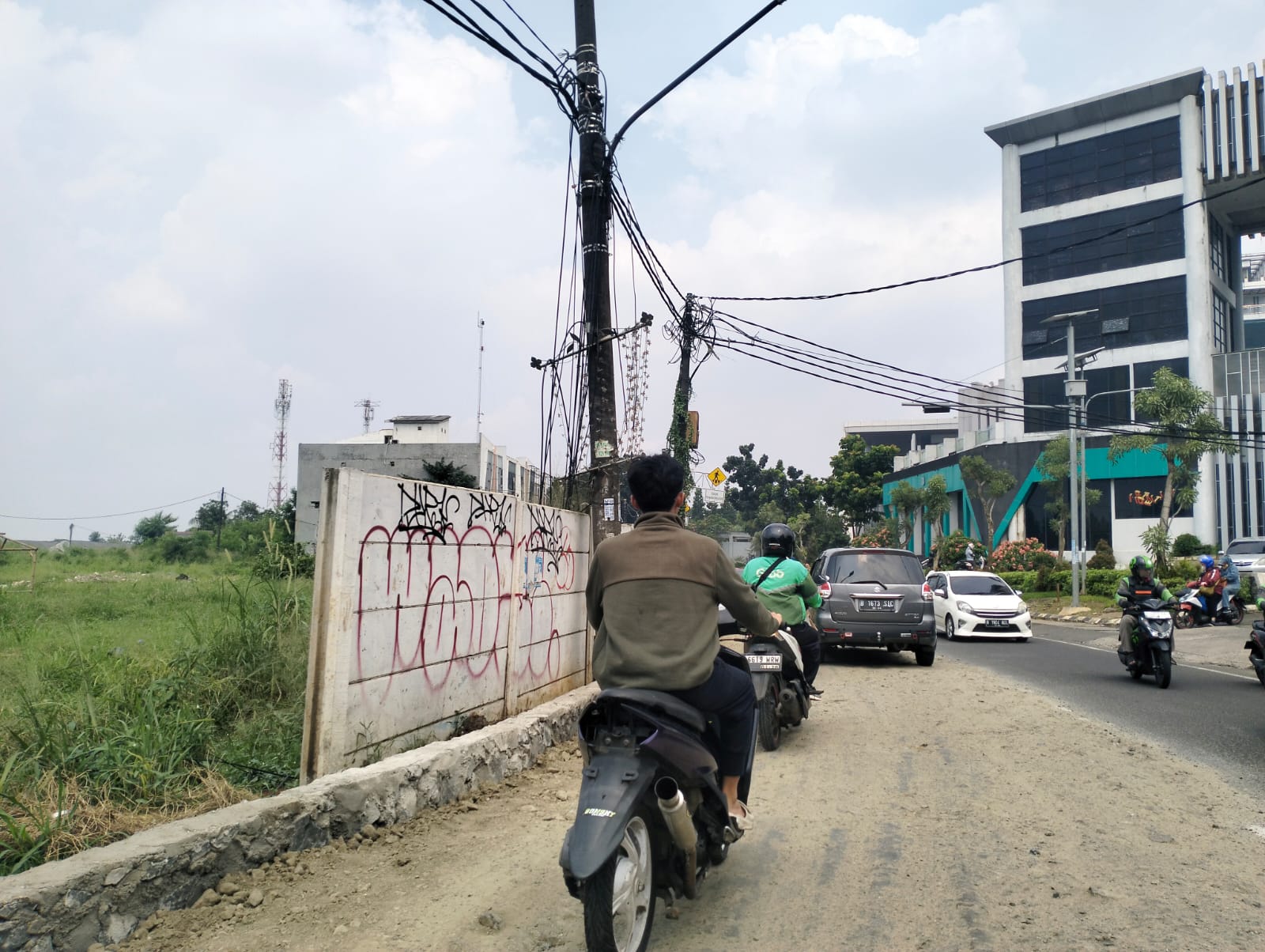 Peninggian Jalan Maruga Raya Segera Berlangsung, Pengguna Jalan Diimbau Berhati-hati Kondisi Jalan Maruga Raya yang akan dilakukan peninggian badan jalan. Foto : Ist