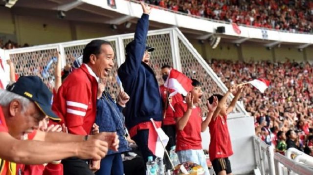 Jokowi saat nonton di GBK. Foto : Ist