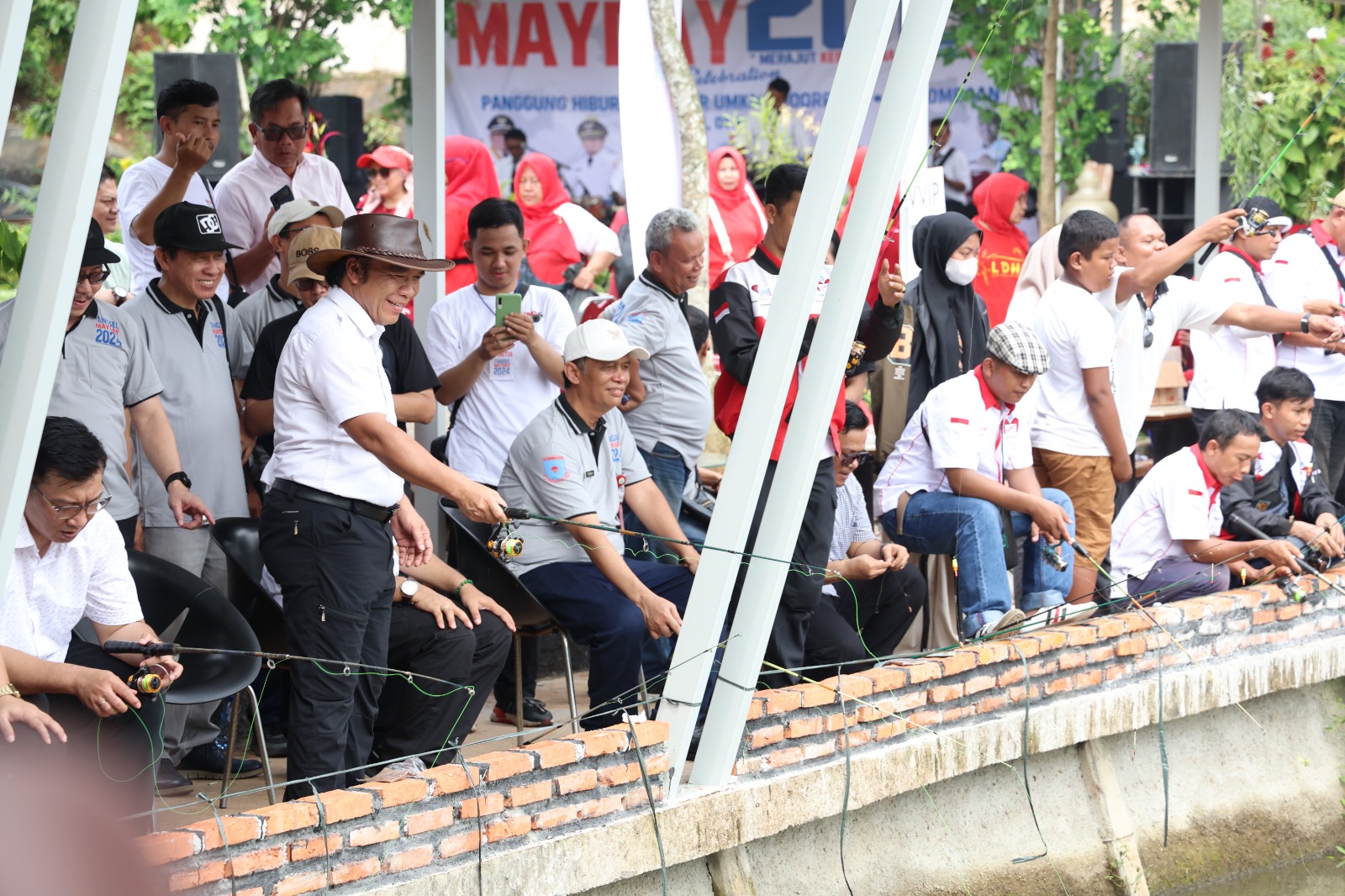 Pj Gubernur Banten Mancing Bersama Buruh Dalam Rangka May Day 2024 Foto : Humas Pemprov Banten