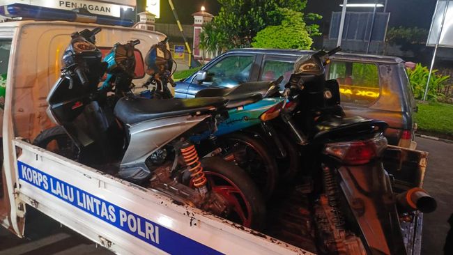 Polsek Pondok Aren amankan motor Ber knalpot brong, dan ada juga motor bodong.(dra)