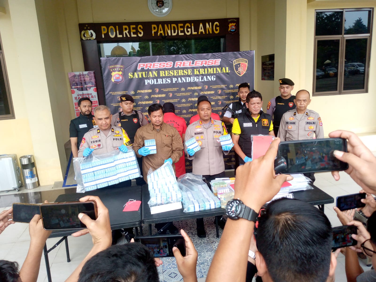 Polisi Tetapkan 2 Tersangka Kredit Fiktif di BJB Labuan Konferensi pers penyidikan kasus dugaan korupsi kredit fiktif Rp 13 miliar di BJB Cabang Labuan, di Mapolres Pandeglang, Selasa (14/5/2024).(Ari Supriadi-Tangsel Pos).