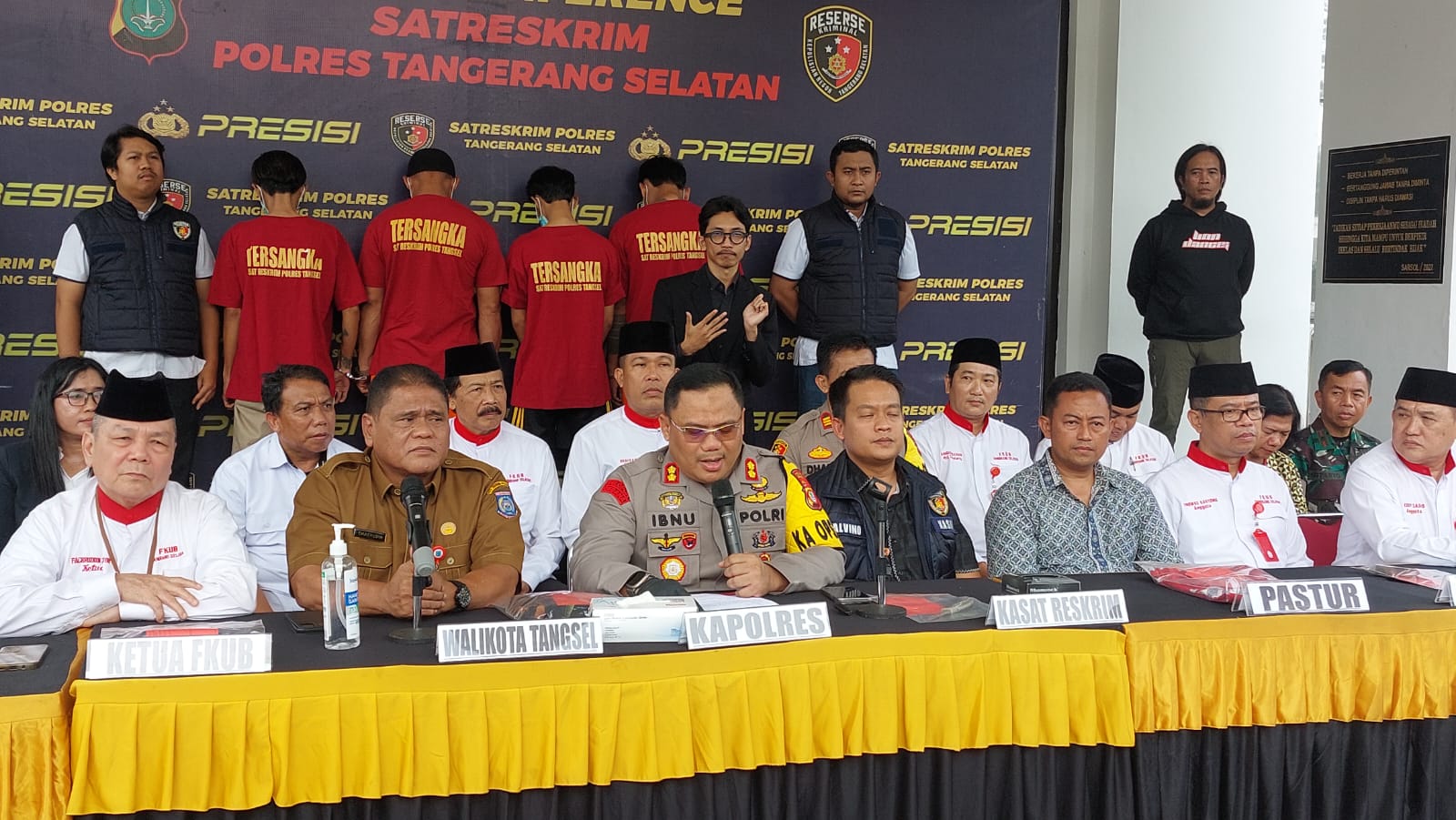 Polisi Tetapkan 4 Tersangka Kasus Pembubaran Peribadatan Mahasiswa di Setu Polres Tangerang Selatan (Tangsel) menetapkan empat orang sebagai tersangka kasus pembubaran peribadatan mahasiswa di Setu. (tangselpos id/rmn)