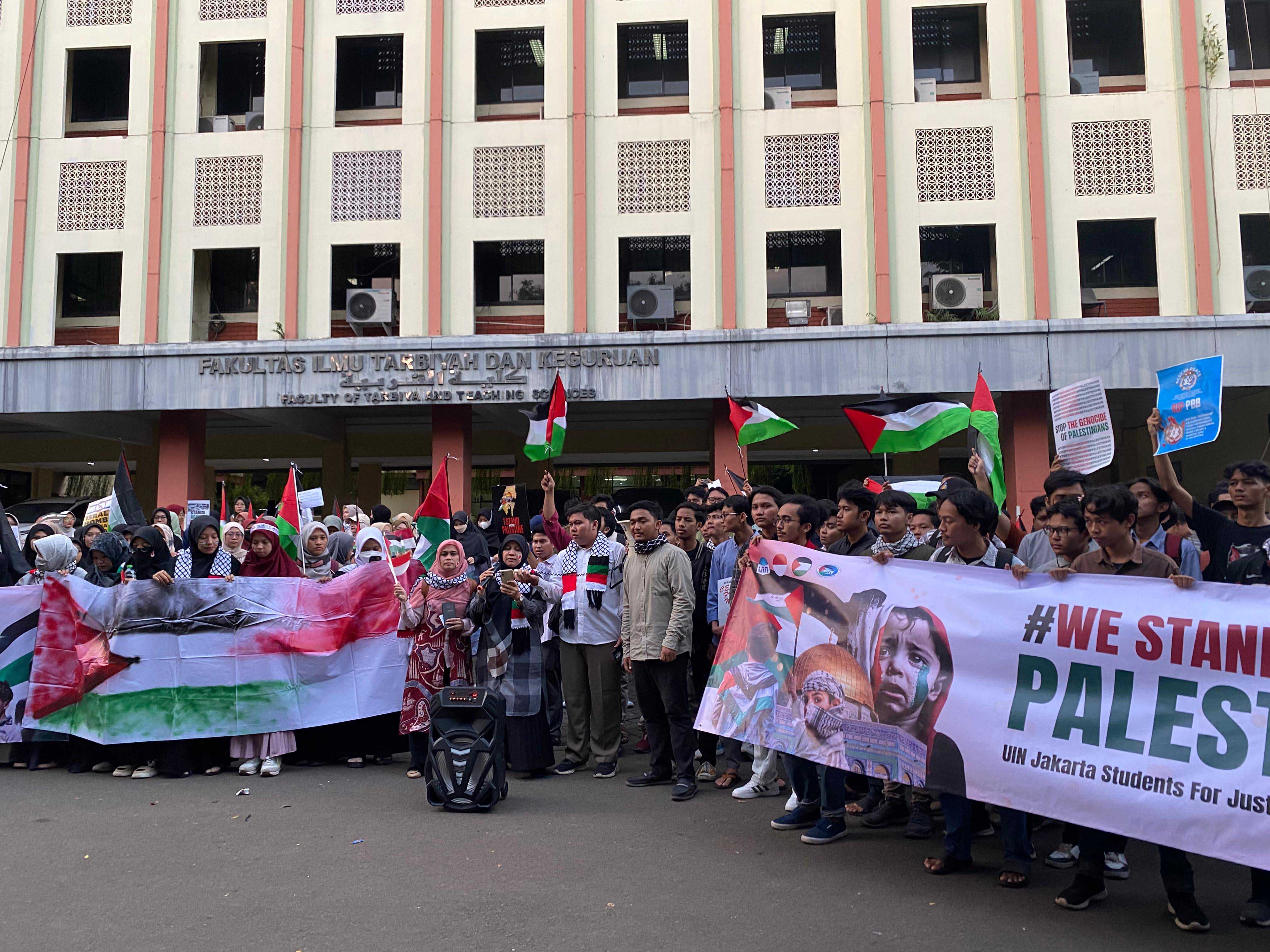 Ratusan Mahasiswa UIN Jakarta Aksi Bela Palestina Aksi solidaritas untuk Palestina dilakukan mahasiswa UIN Jakarta.