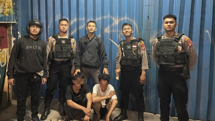 Remaja Jaksel Panik Lihat Polisi, Selipkan Celurit di Celananya Foto : Ist