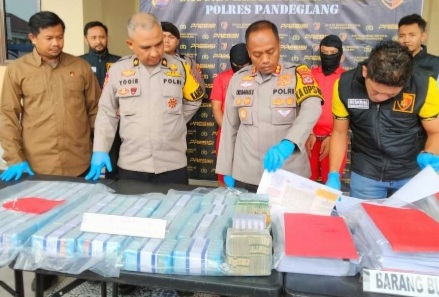 Rugikan Negara Hingga Rp 10M, Dua Pelaku Kredit Fiktif Bank BJB Labuan Dibekuk Polisi Foto : Ist
