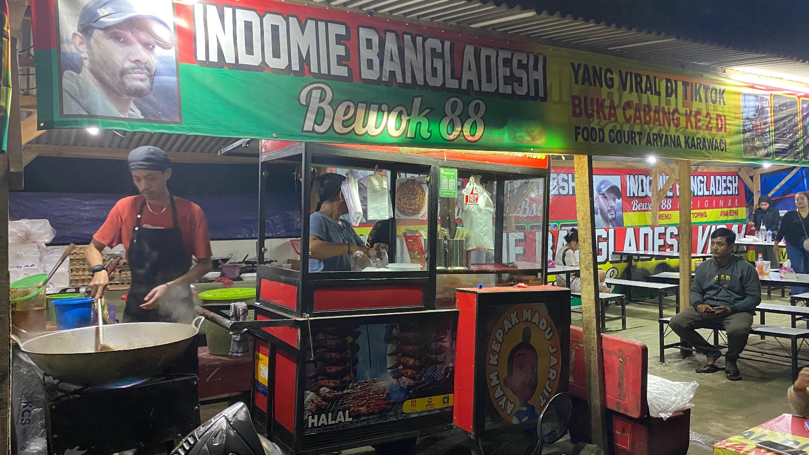 Sempat Viral, Indomie Bangladesh Pinggir Jalan Ini Tetap Ramai! Foto : Mg.Fikri