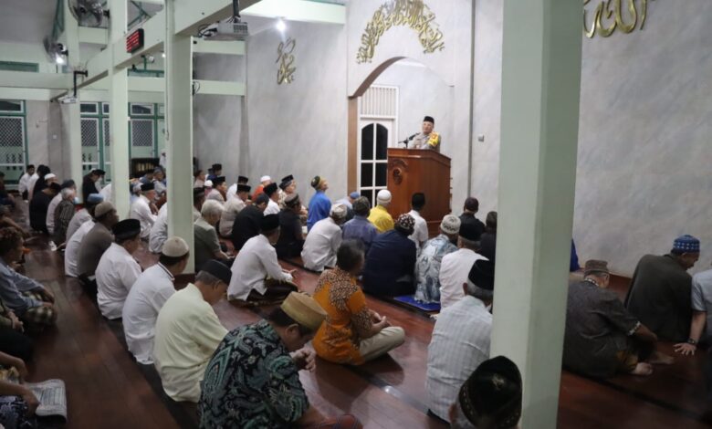 Subuh Berjamaah, Kapolres Tangsel Ajak Awasi Anak Dari Pengaruh Medsos dan Narkoba Kapolres Tangsel AKBP Ibnu, menggelar kegiatan subuh berjamaah di Kademengan, Setu.