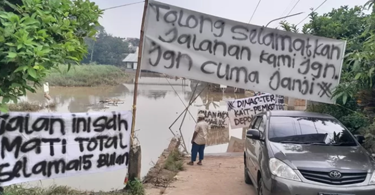 Sudah 5 Bulan, Jalan Penghubung Di Depok Terendam Banjir Foto : Ist
