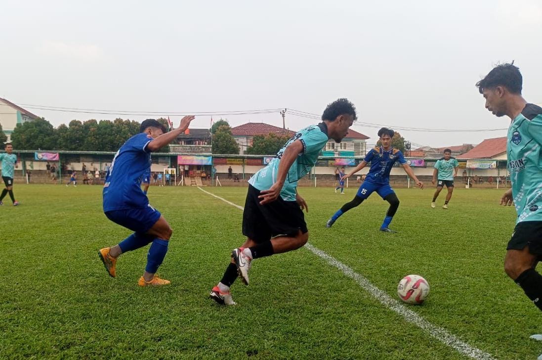 Pemain MBJ Reborn, Fikri menggiring bola dikejar pemain Sulcata FC.(ist).