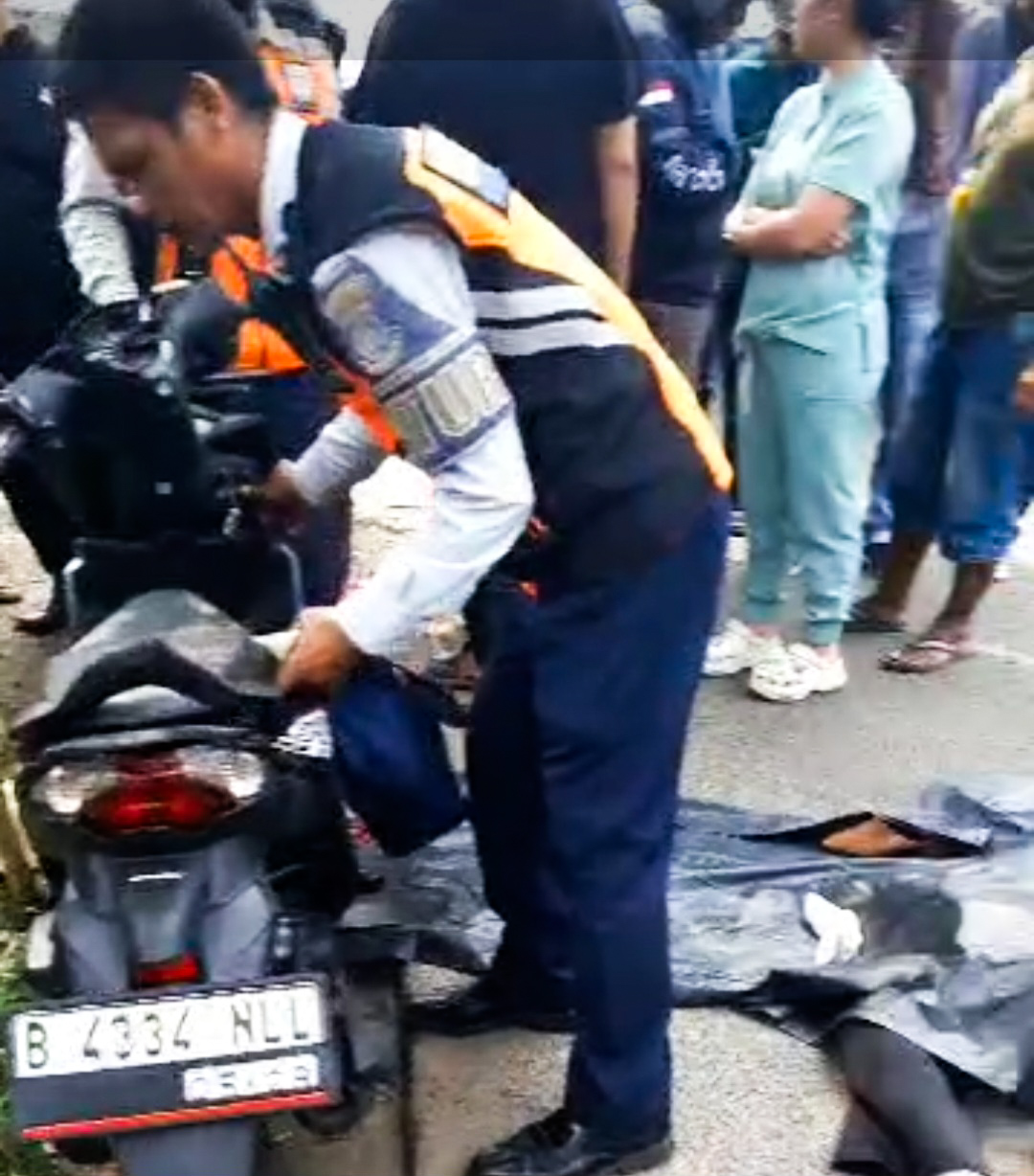 Terjatuh Hingga Terlindas Truk di Serpong, Mahasiswi Unpam Tewas Kecelakaan maut kembali terjadi di Jalan Ciater Barat, Serpong, Tangerang Selatan (Tangsel) antara pengendara motor dan kendaraan truk, Selasa (28/5/2024). (Ist)