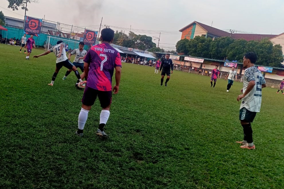 Tira Kutir Beri Kejutan Rindu Bola FC, Porgam Merger dengan BBP Hadapi Kavling Duel Tira Kutir dan Rindu Bola berlangsung ketat.(ist)