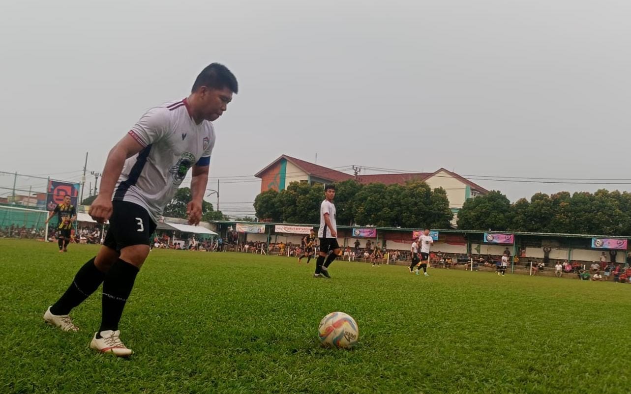 Turunkan Dua Kiper Tangguh, GS Ngablu Bungkam Jelupang FC Kapten Golok Setan (GS) Ngablu, Dayat Arnold menggiring bola.(ist).
