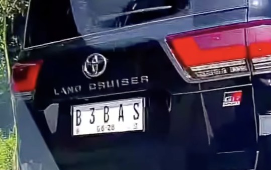 Viral Land Cruiser Berstrobo Pelat ‘B3BAS’ Lewat Bahu Jalan, Ternyata Pakai Nama PT Foto : Ist