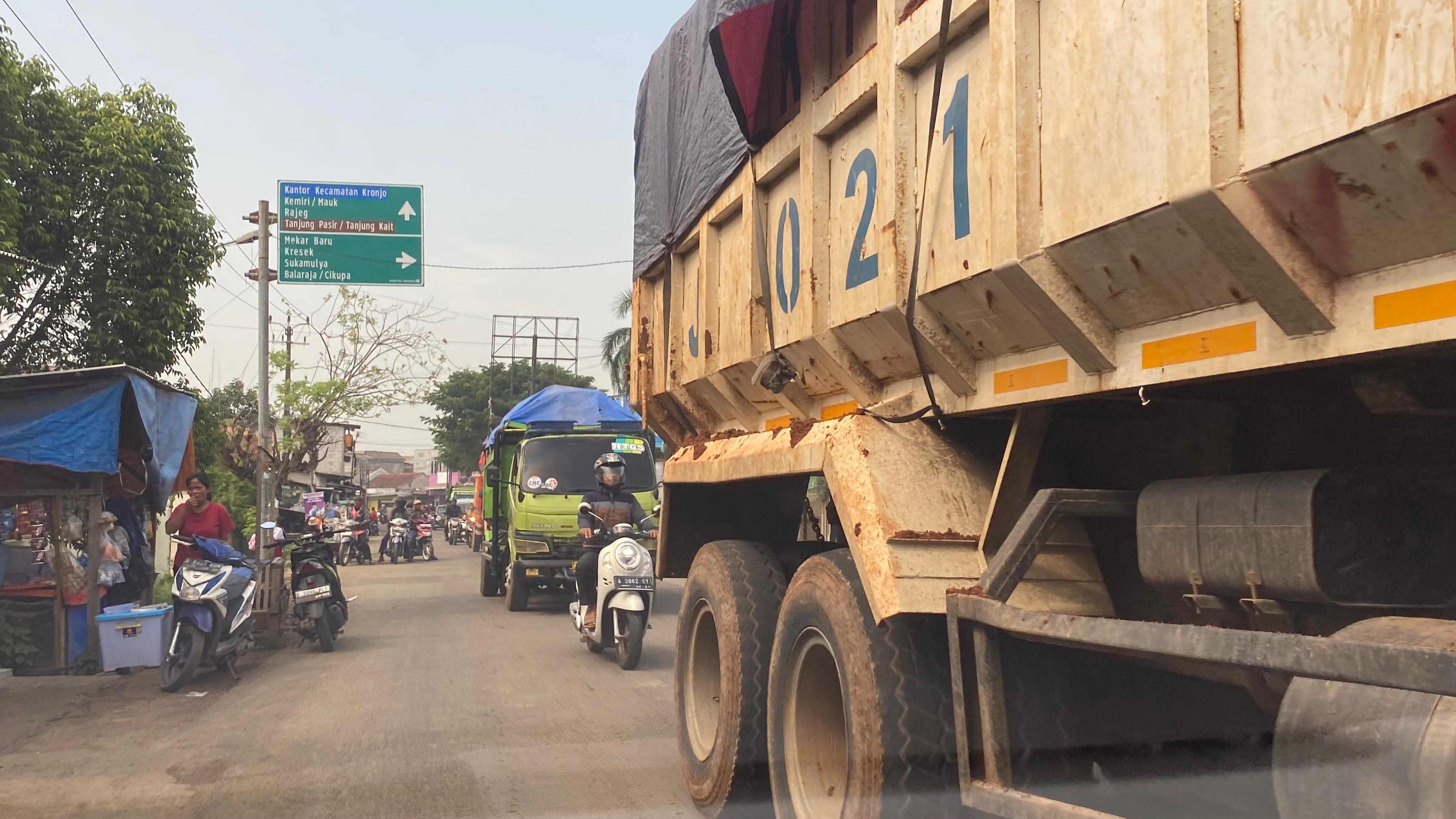 Warga Kronjo Kabupaten Tangerang Resah dengan Truk Tanah, Kenapa? Foto : Ist