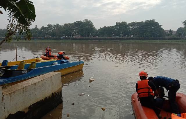 Warga Periuk Belum Ditemukan Hanyut Di Jembatan Pintu Air 10 Foto : Ist