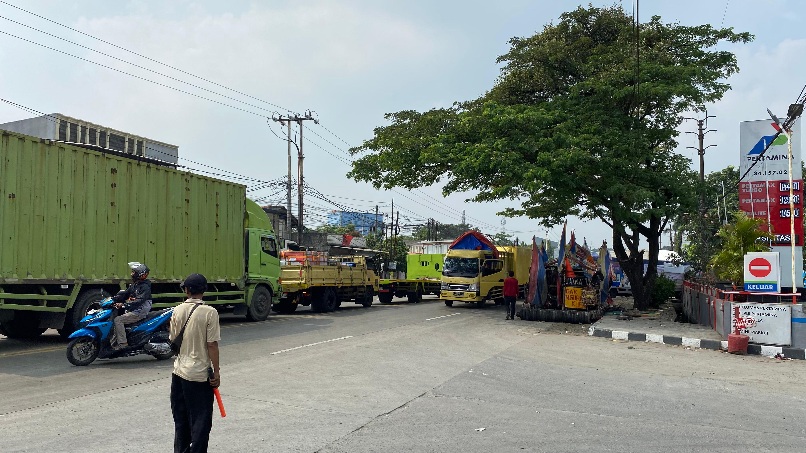 Ada Gangguan, Antrean Solar di SPBU Cikupa Bikin Macet Sepanjang 300 Meter Foto : Mg.Fikri