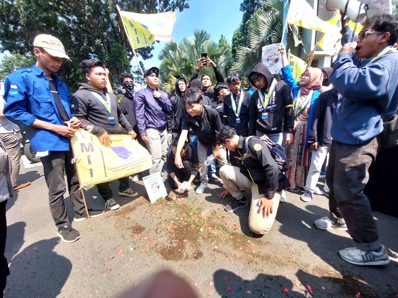 Aksi Tabur Bunga Mahasiswa PMII Unpam, Tuntut Evaluasi Perwal Operasional Truk di Tangsel Pegerakan Mahasiswa Islam Indonesia (PMII) Universitas Pamulang (Unpam) menggelar aksi di Pusat Pemerintahan Kota Tangerang Selatan (Puspemkot Tangsel), Kamis (6/6/2024). (tangselpos.id/rmn)
