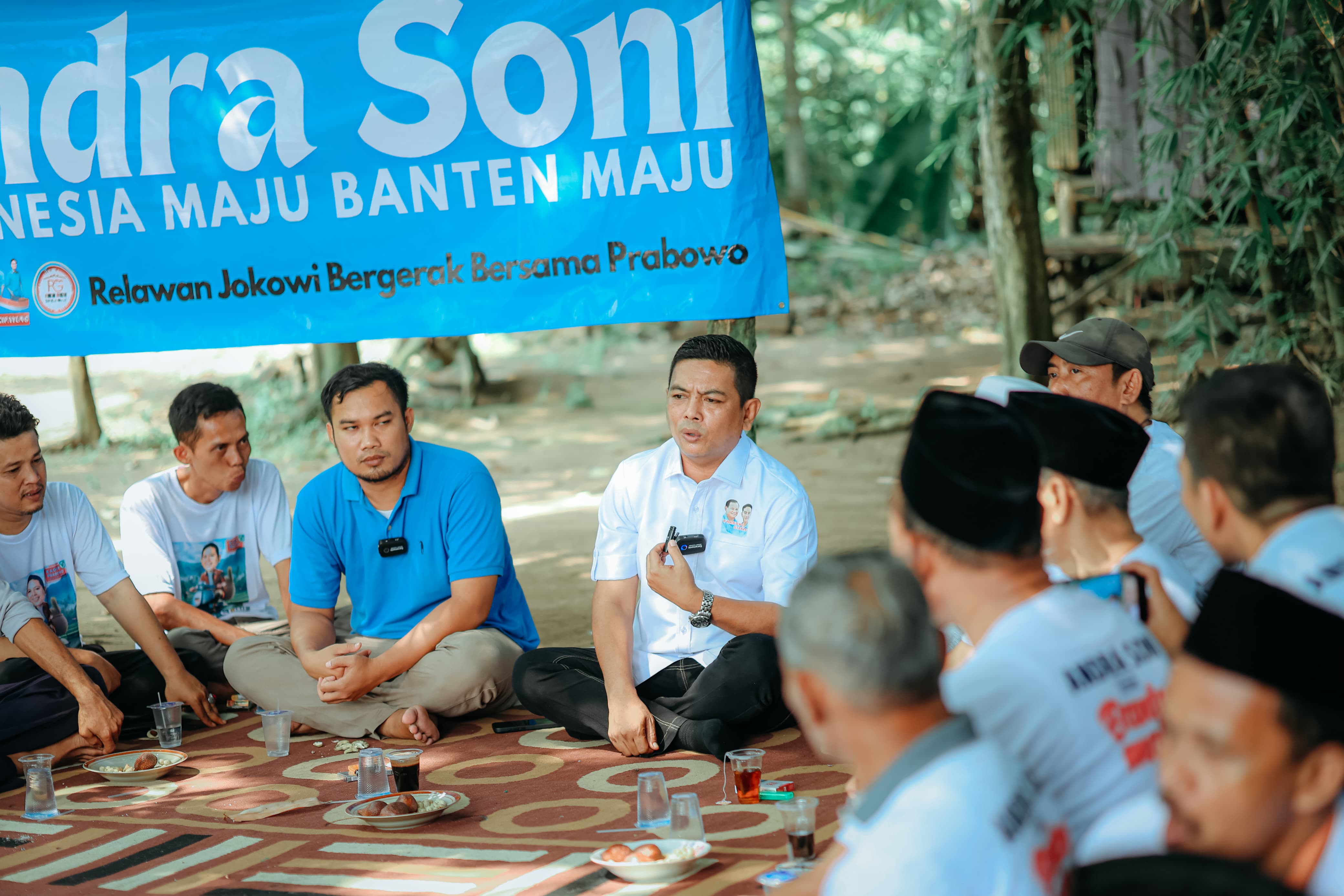 Andra Soni 'Ngampar' Bareng Warga, Diskusikan Pembangunan Ketua DPRD Provinsi Banten Andra Soni berdiskusi terkait pembangunan dengan warga Desa Cibuah, Kecamatan Warung Gunung, Kabupaten Lebak, pada Jumat, (14/6/2024). (Ist)