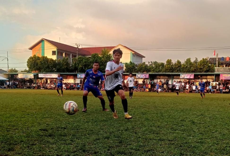 Ayam Sakit Klenger, GS Ngablu Final Ideal dengan HBB Boy Damar Suhada (kanan) yang diturunkan GS Ngablu di babak kedua berebut bola dengan pemain Ayam Sakit, Rendi Siregar.(ist).