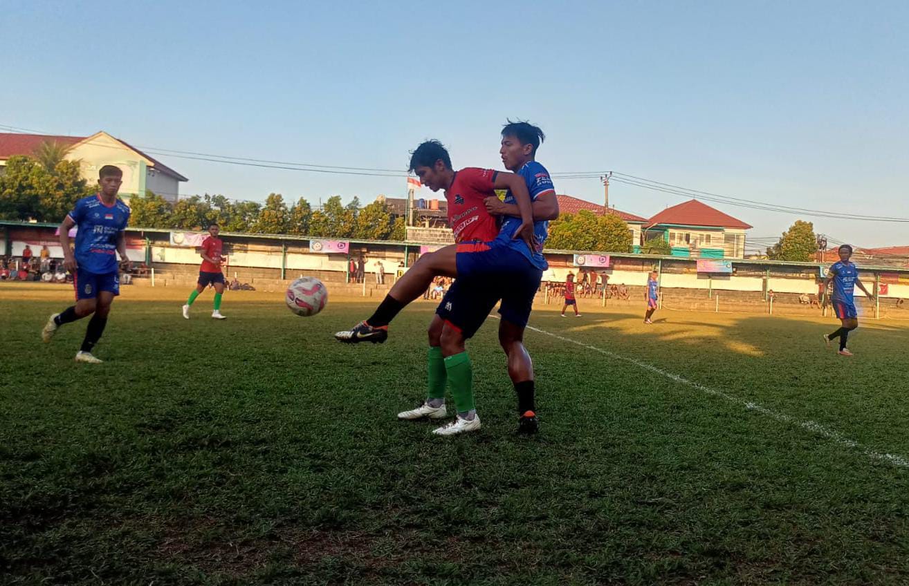 Ayam Sakit Panasi Perebutan Gelar Juara, Panitia Perketat Keamanan Bek Ayam Sakit FC, M Sukron (belakang) mengawal ketat pemain Ponser FC, Yuda.(ist).
