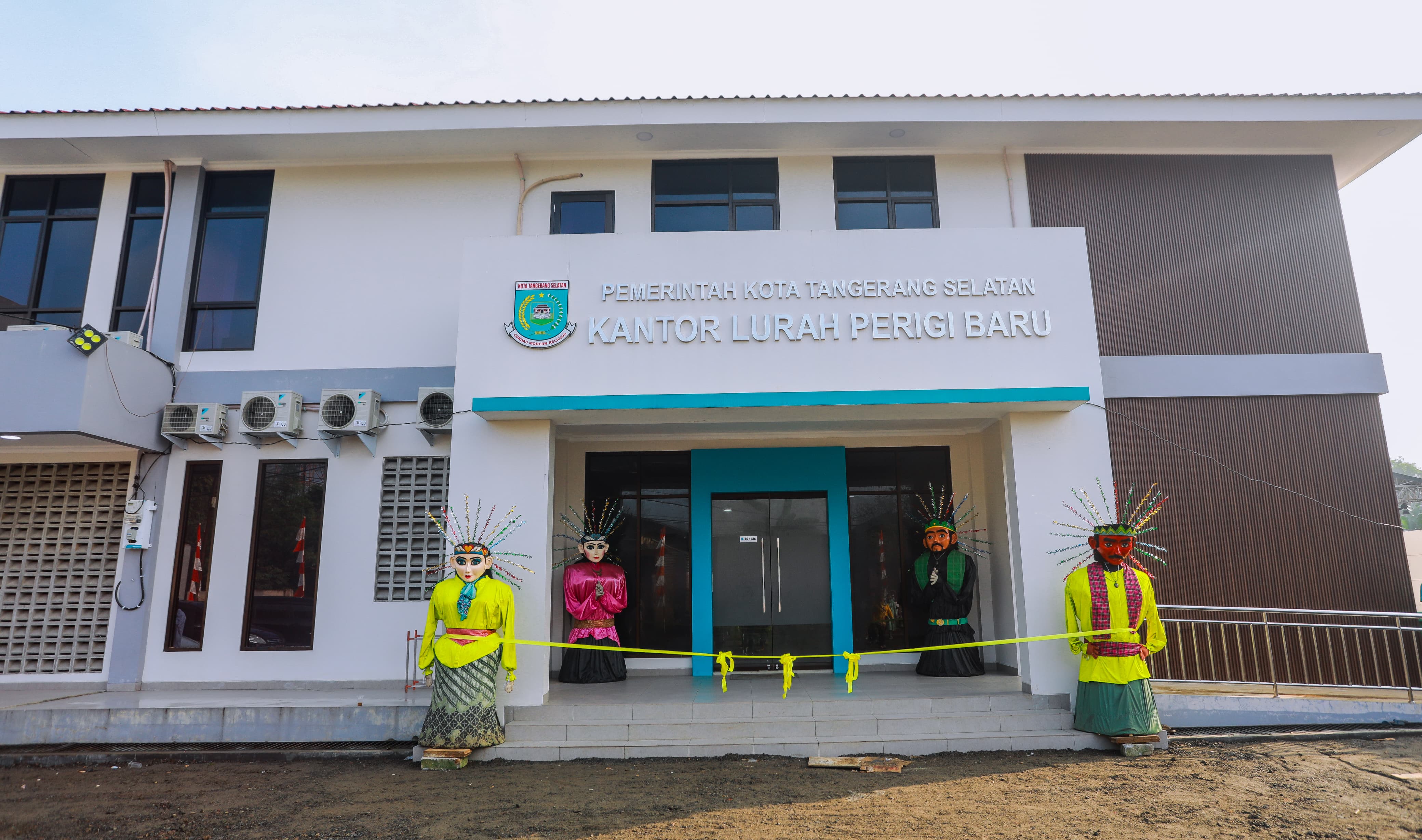 Benyamin Davnie Resmikan Gedung Kelurahan Perigi Baru Foto : Ist