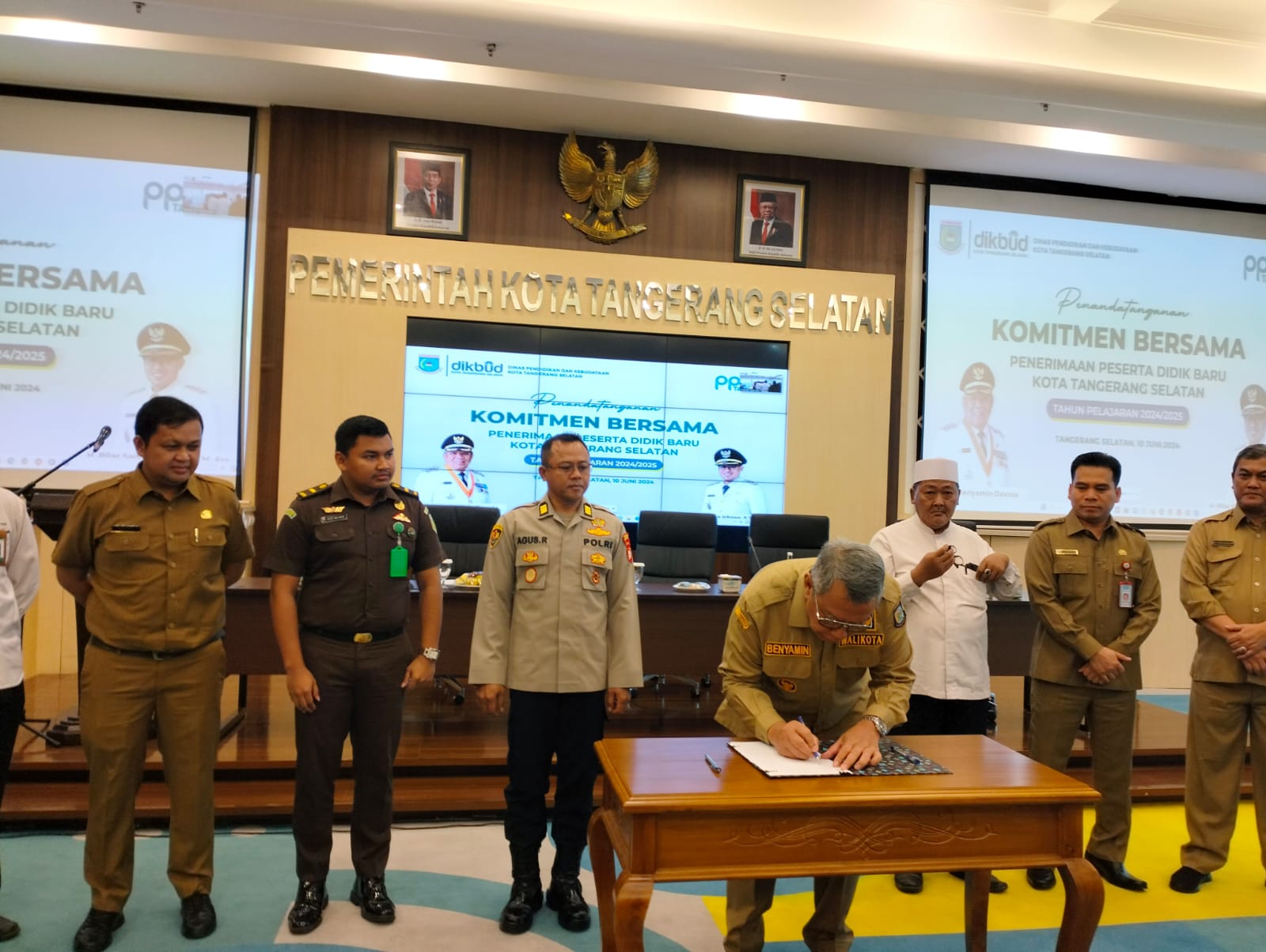 Deklarasi Komitmen PPDB di Tangsel, Benyamin : Pelaku Pungli dan Gratifikasi Bakal Dipidana Deklarasi komitmen PPDB berlangsung di Puspemkot Tangsel, Senin (10/6/2024). (tangselpos.id/rmn)