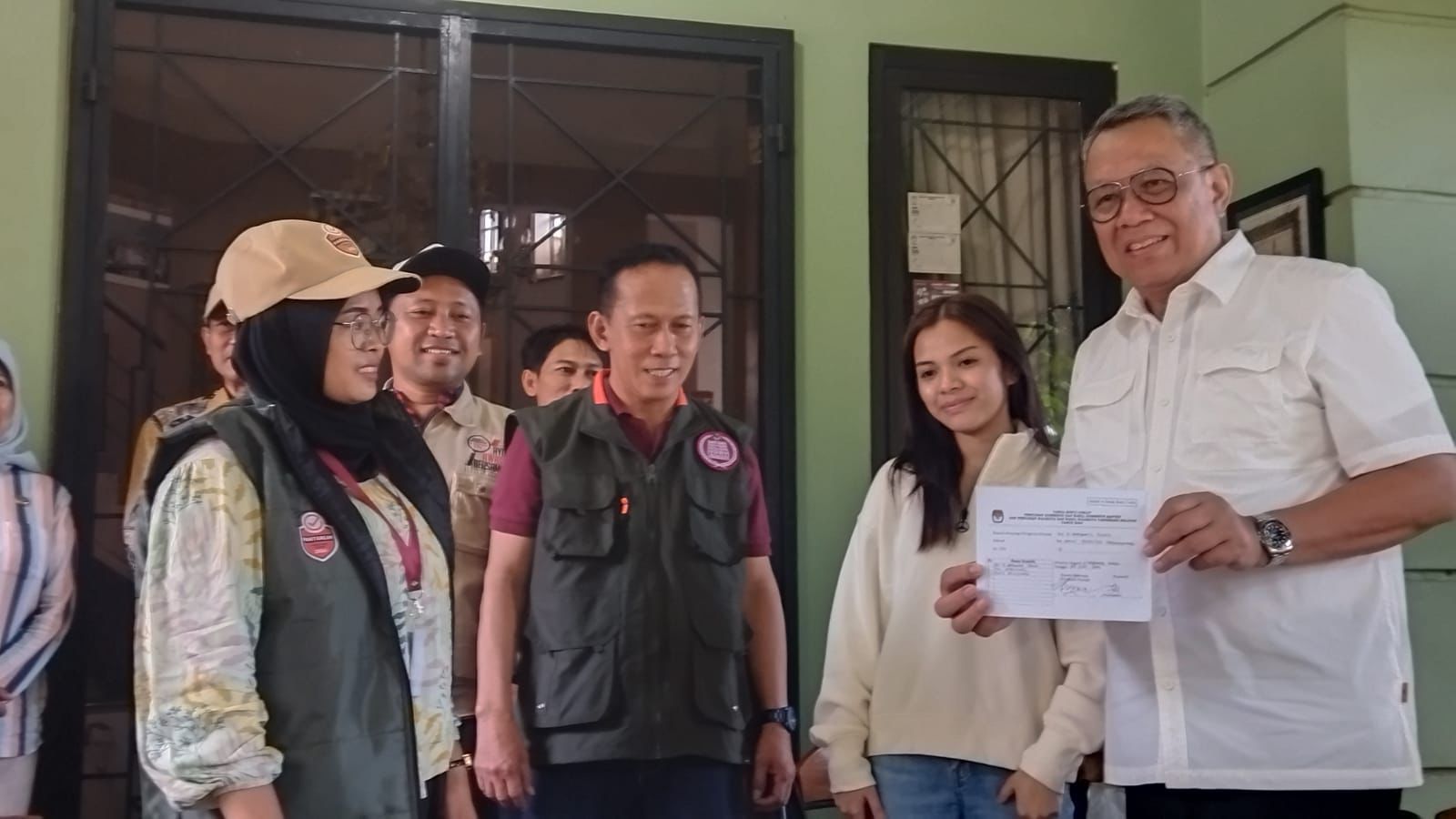 Di Rumah Benyamin Ada Lima Suara Walikota Tangsel Benyamin Davnie beserta anggota keluarga melakukan proses Coklit yang dilakukan petugas Pantarlih, Jumat (28/6).(dra)