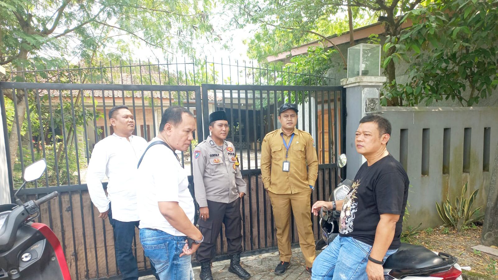 Diduga Menjadi Tempat Penyimpanan Miras, Rumah Kosong di Balaraja Diperiksa Pihak Kepolisian Foto : Mg.Fikri